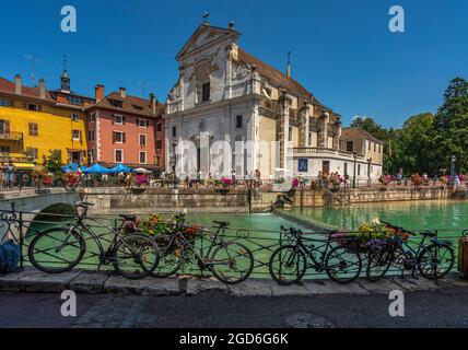 Touristen und Fahrräder an einem Sommertag vor der Kirche von San Francesco de Sales. Annecy, Département Savoie, Region Auvergne-Rhône-Alpes, Frankreich Stockfoto