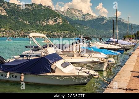 Boote im Hafen von Annecy. Im Hintergrund das Bornes-Massiv und der Gipfel von La Tournette. Annecy, Département Savoie, Frankreich Stockfoto