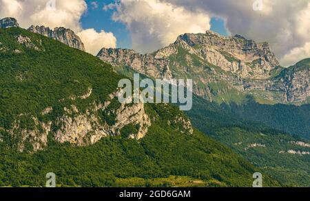 La Tournette ist ein Berg im Bornes-Massiv in der Haute-Savoie. Es ist das höchste der Berge, die den See von Annecy umgeben. Département Savoie, Frankreich Stockfoto