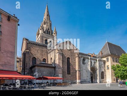 Fassade und Glockenturm der Stiftskirche St. Andreas in Grenoble. Es war die private Kapelle der Delfine, die 1228 gegründet wurde. Frankreich Stockfoto