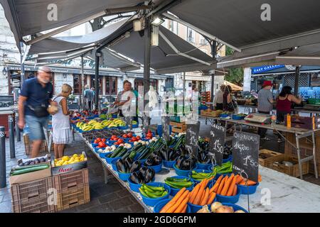 Lokale Obst- und Gemüselände zum Verkauf in Place aux herbes, Markt im Herzen der Stadt Grenoble. Grenoble, Frankreich Stockfoto