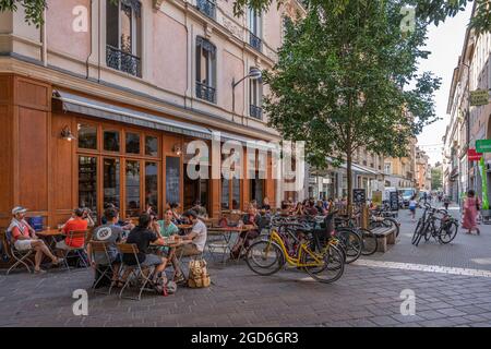 Touristen sitzen an den Tischen eines Cafés in Grenoble in der Rue lafayette. Grenoble, Region Auvergne-Rhône-Alps, departement Isère, Frankreich, Europa Stockfoto