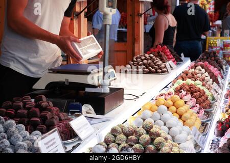 Verschiedene Marzipan Süßigkeiten Kugeln auf den Regalen. Stockfoto