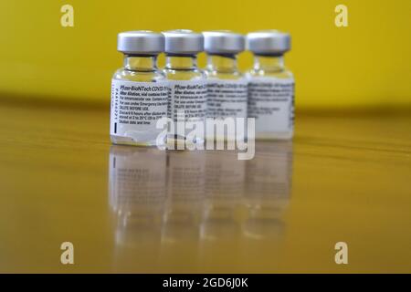 London, Großbritannien. August 2021. Reflexion von Fläschchen, die Pfizer-BioNTech Covid-19-Impfstoff enthalten, in einem Impfzentrum in London. Kredit: SOPA Images Limited/Alamy Live Nachrichten Stockfoto