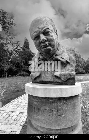 Bronzestatue - Büste - von Sir Winston Churchill von Oscar Nemon auf dem Gelände des Blenheim Palace, Woodstock, Oxfordshire, Großbritannien Stockfoto