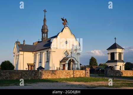 Alte alte alte Kirche des hl. Erzengels Michael im Dorf Bogdanovo, Bezirk Woloschin, Region Minsk, Weißrussland. Stockfoto