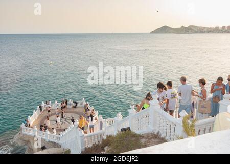 Touristen besuchen den Balcon del Mediterraneo in Benidorm im Sommer im August mit herrlichem Blick auf das Mittelmeer und die Stadt. Stockfoto