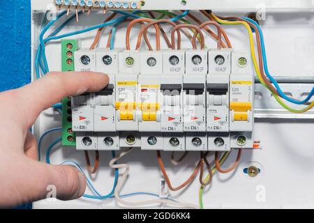 Automatische Überlastschutzgeräte im Stromversorgungsnetz. Leistungsschalter oder Sicherungen sind eine elektrische Sicherheitsvorrichtung Stockfoto