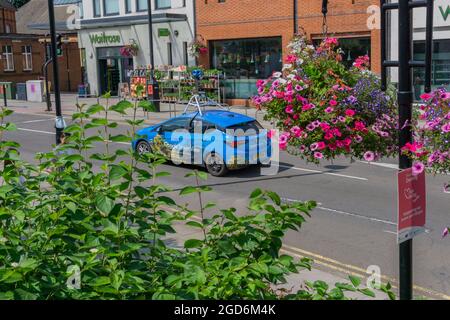 Dorking, Surrey, UK, 11-08-2021: Ein blaues Google Street View Auto mit einer Dachkamera, vorbei an einem lokalen Waitrose Supermarkt an einem Dry Summers Day mit Stockfoto