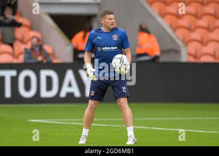 Steve Banks Torwarttrainer von Blackpool führt das Warm-Up an Stockfoto