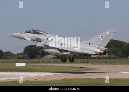 RAF 12 Squadron Typhoon FGR4 landet bei RAF Coningsby. Stockfoto