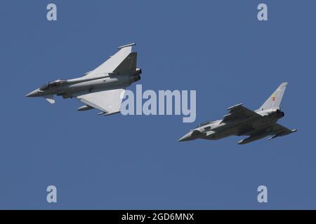 Zwei Schiffe des RAF Typhoon FGR4s in der Pause in der RAF Coningsby über uns. Stockfoto