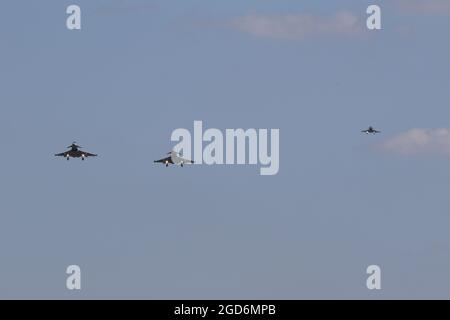 Drei RAF Typhoon FGR4s über die Annäherung an RAF Coningsby. Stockfoto