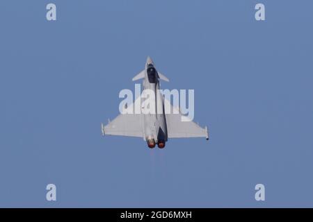 Der RAF Typhoon klettert in den blauen Himmel über RAF Coningsby. Stockfoto