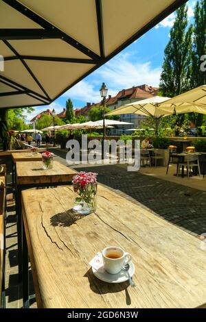 Ein Espresso auf einem Holztisch. Stockfoto