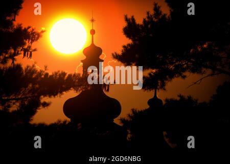 Mnichovo Hradiste, Tschechische Republik. August 2021. Sonnenuntergang Himmel über Turm Kirche St. James in Mnichovo Hradiste (65 Kilometer nördlich von Prag) in der Tschechischen Republik. Die barocke Kirche St. Jakobus des Großers ist ein Wahrzeichen der historischen Stadt Mnichovo Hradiste und auch die Pfarrkirche der örtlichen römisch-katholischen Gemeinde. (Bild: © Slavek Ruta/ZUMA Press Wire) Stockfoto