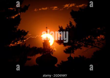 Mnichovo Hradiste, Tschechische Republik. August 2021. Sonnenuntergang Himmel über Turm Kirche St. James in Mnichovo Hradiste (65 Kilometer nördlich von Prag) in der Tschechischen Republik. Die barocke Kirche St. Jakobus des Großers ist ein Wahrzeichen der historischen Stadt Mnichovo Hradiste und auch die Pfarrkirche der örtlichen römisch-katholischen Gemeinde. (Bild: © Slavek Ruta/ZUMA Press Wire) Stockfoto