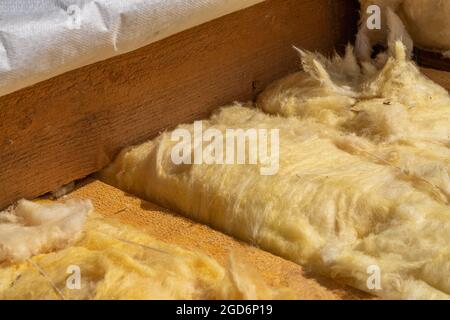 Nahaufnahme von Dachsparren und Steinwolle-Isolierung offene Dachpastete mit Nahaufnahme Holzsparren, Querlatten und Wärmedämmschicht Stockfoto
