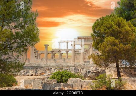 Der Tempel von Aphaia oder Afea, ein dorischer Tempel in einem Sanktuarium, das der Göttin Αthina Aphaia auf der Insel Aegina (Griechenland) von 500 v. Chr. gewidmet ist Stockfoto