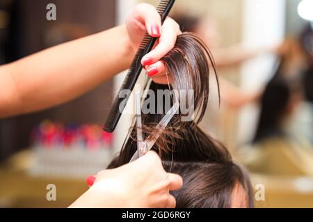 Friseursalon macht Haarschnitt aus nächster Nähe Stockfoto