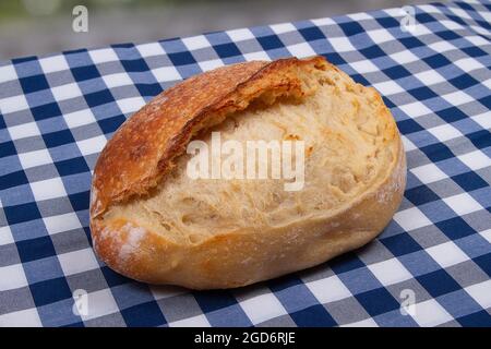 Frisch gebackenes goldbraunes Scoring-Brot Stockfoto