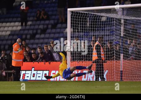 OLDHAM, GROSSBRITANNIEN. 10. AUGUST: Danny Rogers (Torwart) von Oldham Athletic spart nach dem Carabao Cup-Spiel zwischen Oldham Athletic und Tranmere Rovers am Dienstag, den 10. August 2021, im Boundary Park, Oldham, Strafgebühren. (Kredit: Eddie Garvey | MI Nachrichten) Kredit: MI Nachrichten & Sport /Alamy Live Nachrichten Stockfoto