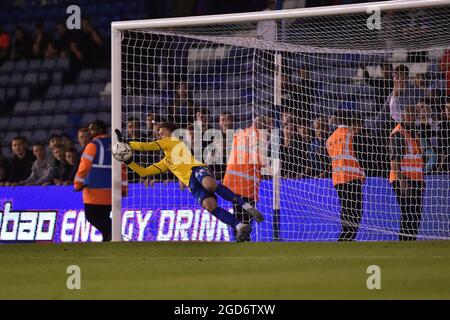 OLDHAM, GROSSBRITANNIEN. 10. AUGUST: Danny Rogers (Torwart) von Oldham Athletic spart nach dem Carabao Cup-Spiel zwischen Oldham Athletic und Tranmere Rovers am Dienstag, den 10. August 2021, im Boundary Park, Oldham, Strafgebühren. (Kredit: Eddie Garvey | MI Nachrichten) Kredit: MI Nachrichten & Sport /Alamy Live Nachrichten Stockfoto