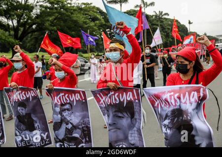 Demonstranten, die Schutzkleidung mit Spruchbändern tragen, halten sich vor der letzten Rede von Präsident Rodrigo Duterte zum Nationalstaat in Quezon City, Metro Manila, auf. Tausende von linken Demonstranten versammelten sich und marschierten auf den philippinischen Kongress zu, wo Duterte seine Rede zum endgültigen Zustand der Nation hielt und seine sechsjährige Amtszeit angesichts von Kritiken wie angeblichen Menschenrechtsverletzungen abschreckte. Falsche Handhabung der Coronavirus-Pandemie und Untätigkeit, um Chinas aggressives Verhalten im umstrittenen Südchinesischen Meer zu bekämpfen. Philippinen. Stockfoto