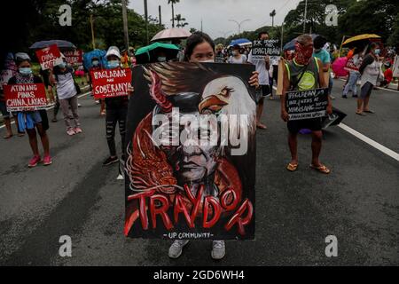 Demonstranten, die Schutzkleidung mit Spruchbändern tragen, halten sich vor der letzten Rede von Präsident Rodrigo Duterte zum Nationalstaat in Quezon City, Metro Manila, auf. Tausende von linken Demonstranten versammelten sich und marschierten auf den philippinischen Kongress zu, wo Duterte seine Rede zum endgültigen Zustand der Nation hielt und seine sechsjährige Amtszeit angesichts von Kritiken wie angeblichen Menschenrechtsverletzungen abschreckte. Falsche Handhabung der Coronavirus-Pandemie und Untätigkeit, um Chinas aggressives Verhalten im umstrittenen Südchinesischen Meer zu bekämpfen. Philippinen. Stockfoto