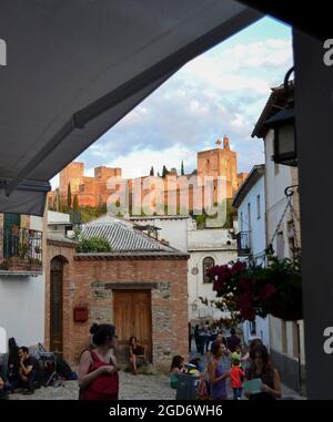 Granada, Spanien, 17. April 2014: Blick auf Granadas Alhambra hoch oben von einem überfüllten Platz in Albaicín Stockfoto