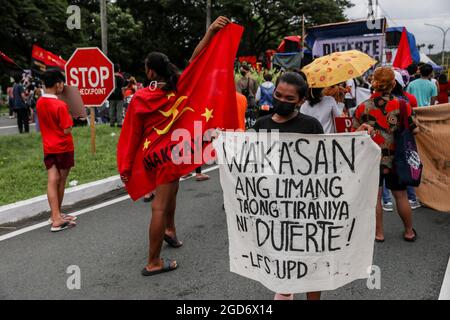 Demonstranten, die Schutzkleidung mit Spruchbändern tragen, halten sich vor der letzten Rede von Präsident Rodrigo Duterte zum Nationalstaat in Quezon City, Metro Manila, auf. Tausende von linken Demonstranten versammelten sich und marschierten auf den philippinischen Kongress zu, wo Duterte seine Rede zum endgültigen Zustand der Nation hielt und seine sechsjährige Amtszeit angesichts von Kritiken wie angeblichen Menschenrechtsverletzungen abschreckte. Falsche Handhabung der Coronavirus-Pandemie und Untätigkeit, um Chinas aggressives Verhalten im umstrittenen Südchinesischen Meer zu bekämpfen. Philippinen. Stockfoto