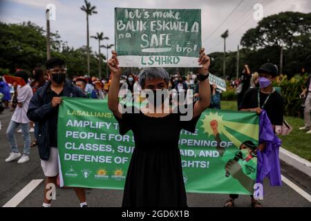 Demonstranten, die Schutzkleidung mit Spruchbändern tragen, halten sich vor der letzten Rede von Präsident Rodrigo Duterte zum Nationalstaat in Quezon City, Metro Manila, auf. Tausende von linken Demonstranten versammelten sich und marschierten auf den philippinischen Kongress zu, wo Duterte seine Rede zum endgültigen Zustand der Nation hielt und seine sechsjährige Amtszeit angesichts von Kritiken wie angeblichen Menschenrechtsverletzungen abschreckte. Falsche Handhabung der Coronavirus-Pandemie und Untätigkeit, um Chinas aggressives Verhalten im umstrittenen Südchinesischen Meer zu bekämpfen. Philippinen. Stockfoto