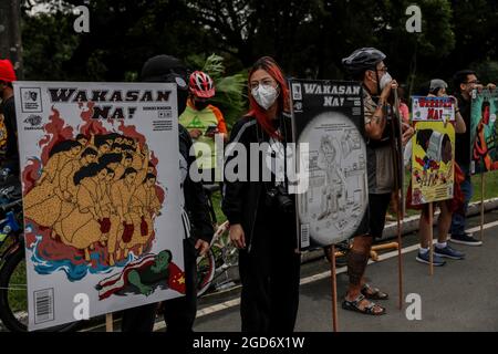 Demonstranten, die Schutzkleidung mit Spruchbändern tragen, halten sich vor der letzten Rede von Präsident Rodrigo Duterte zum Nationalstaat in Quezon City, Metro Manila, auf. Tausende von linken Demonstranten versammelten sich und marschierten auf den philippinischen Kongress zu, wo Duterte seine Rede zum endgültigen Zustand der Nation hielt und seine sechsjährige Amtszeit angesichts von Kritiken wie angeblichen Menschenrechtsverletzungen abschreckte. Falsche Handhabung der Coronavirus-Pandemie und Untätigkeit, um Chinas aggressives Verhalten im umstrittenen Südchinesischen Meer zu bekämpfen. Philippinen. Stockfoto