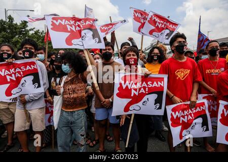 Demonstranten, die Schutzkleidung tragen, marschieren vor der letzten Rede von Präsident Rodrigo Duterte in Quezon City, Metro Manila. Tausende von linken Demonstranten versammelten sich und marschierten auf den philippinischen Kongress zu, wo Duterte seine Rede zum endgültigen Zustand der Nation hielt und seine sechsjährige Amtszeit angesichts von Kritiken wie angeblichen Menschenrechtsverletzungen abschreckte. Falsche Handhabung der Coronavirus-Pandemie und Untätigkeit, um Chinas aggressives Verhalten im umstrittenen Südchinesischen Meer zu bekämpfen. Philippinen. Stockfoto