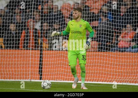 Blackpool, Großbritannien. August 2021. Daniel Grimshaw #32 von Blackpool mit dem Ball in Blackpool, Großbritannien am 8/11/2021. (Foto von Simon Whitehead/News Images/Sipa USA) Quelle: SIPA USA/Alamy Live News Stockfoto