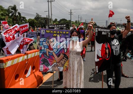 Demonstranten, die Schutzkleidung tragen, marschieren vor der letzten Rede von Präsident Rodrigo Duterte in Quezon City, Metro Manila. Tausende von linken Demonstranten versammelten sich und marschierten auf den philippinischen Kongress zu, wo Duterte seine Rede zum endgültigen Zustand der Nation hielt und seine sechsjährige Amtszeit angesichts von Kritiken wie angeblichen Menschenrechtsverletzungen abschreckte. Falsche Handhabung der Coronavirus-Pandemie und Untätigkeit, um Chinas aggressives Verhalten im umstrittenen Südchinesischen Meer zu bekämpfen. Philippinen. Stockfoto