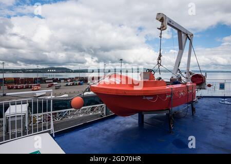 Rettungsausrüstung auf der Stena Ferry, die gerade den Hafen in Belfast verlässt Stockfoto