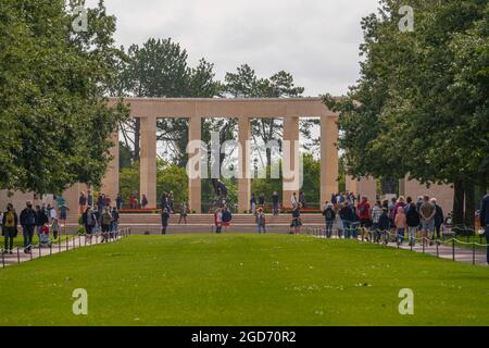 Colleville-Sur-Mer, Frankreich - 08 03 2021: Amerikanischer Friedhof der Normandie und der Eingang zum Denkmal Stockfoto