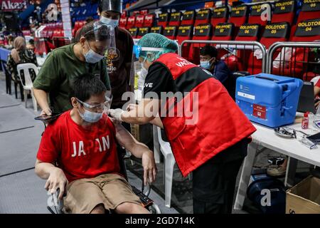 Medizinische Mitarbeiter impfen Menschen mit Behinderungen mit dem Impfstoff Johnson & Johnson COVID-19 in der Filoil Flying-V Arena in San Juan City ein. Philippinische Beamte sagten, dass eine lokale Übertragung der hochansteckenden Delta-Variante des COVID-19-Virus in dem Land entdeckt wurde und kündigten strengere Quarantänebeschränkungen in der Hauptstadt sowie ein Verbot der Einreise von Reisenden aus schwer getroffenen Malaysia und Thailand an. Metro Manila, Philippinen. Stockfoto