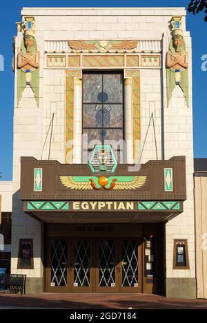 DeKalb, Illinois - Vereinigte Staaten - 3. August 2021: Das historische Ägyptische Theater wurde 1929 an einem schönen Sommermorgen eröffnet. Stockfoto