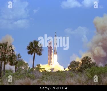 Eine Saturn V Rakete hebt sich von Cape Canaveral in Florida ab. Dies ist Apollo 16, der John W. Young, Thomas K. Mattingly II und Charles M. Duke, Jr, auf den Mond brachte. Sie startete am 16. April 1972 Stockfoto