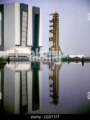 Das Raumfahrzeug Apollo Saturn V verlässt das Vehicle Assembly Building (VAB), um die Startrampe in Cape Canaveral, Florida, zu erreichen. Der Saturn V Stack und sein mobiler Launch Tower sind auf einem Crawler-Transporter. Stockfoto