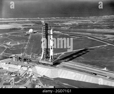 Die Saturn-V-Rakete auf ihrem Transporter wird zum Startplatz am Cape Canaveral in Florida gebracht. Die Rakete ist Apollo 11, die zum ersten Mal Männer auf dem Mond landete. Stockfoto