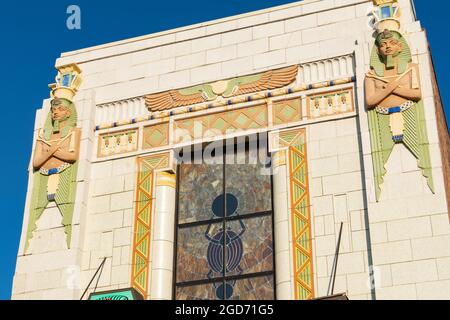 DeKalb, Illinois - Vereinigte Staaten - 3. August 2021: Das historische Ägyptische Theater wurde 1929 an einem schönen Sommermorgen eröffnet. Stockfoto