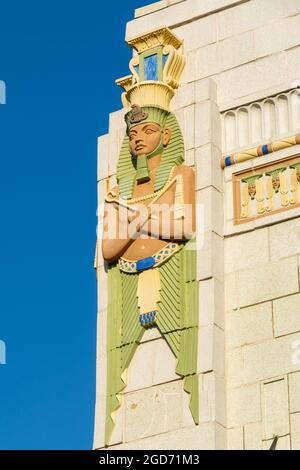 DeKalb, Illinois - Vereinigte Staaten - 3. August 2021: Das historische Ägyptische Theater wurde 1929 an einem schönen Sommermorgen eröffnet. Stockfoto