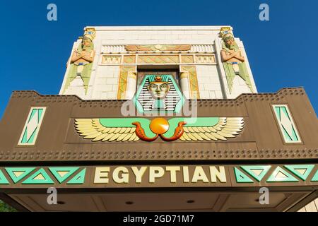 DeKalb, Illinois - Vereinigte Staaten - 3. August 2021: Das historische Ägyptische Theater wurde 1929 an einem schönen Sommermorgen eröffnet. Stockfoto