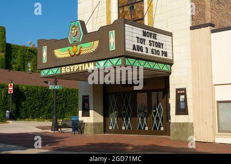 DeKalb, Illinois - Vereinigte Staaten - 3. August 2021: Das historische Ägyptische Theater wurde 1929 an einem schönen Sommermorgen eröffnet. Stockfoto