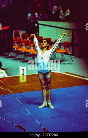 Nadia Comaneci (ROM) tritt bei den Olympischen Sommerspielen 1976 in Montreal, Kanada, auf den unebenen Balken auf Stockfoto