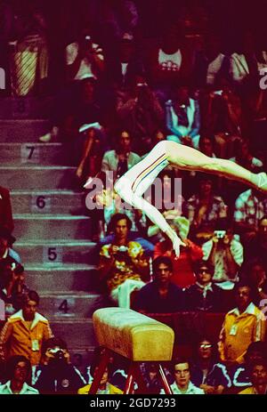 Nadia Comaneci (ROM) tritt bei den Olympischen Sommerspielen 1976 in Montreal, Kanada, im Gewölbe auf Stockfoto