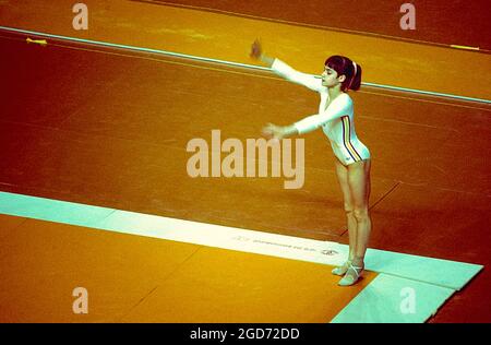 Nadia Comaneci (ROM) tritt bei den Olympischen Sommerspielen 1976 in Montreal, Kanada, auf Stockfoto